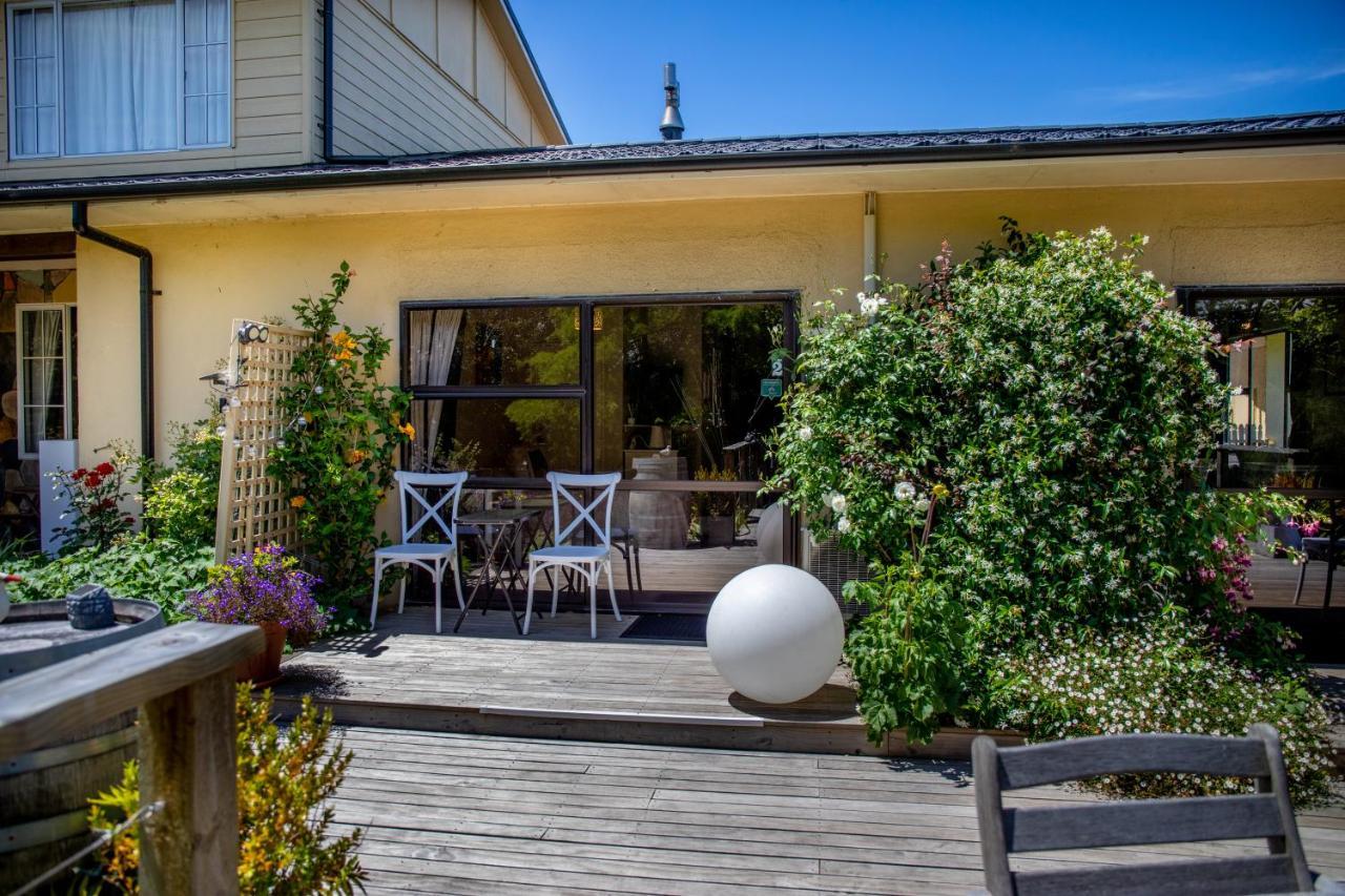 Swan House Bed & Breakfast Martinborough Exterior photo