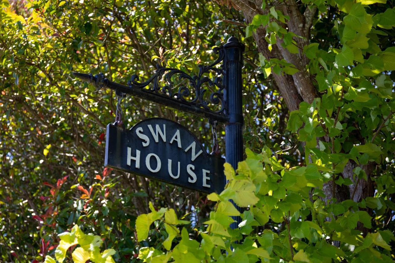 Swan House Bed & Breakfast Martinborough Exterior photo